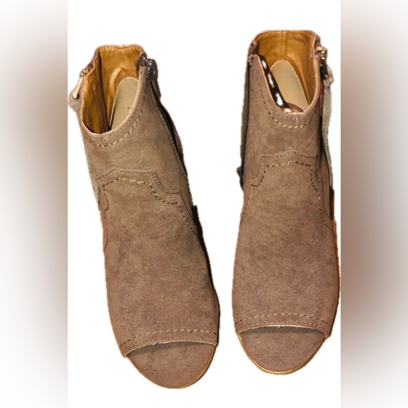 XOXO Peep Toe Taupe Seude Booties! - Picture 13 of 13